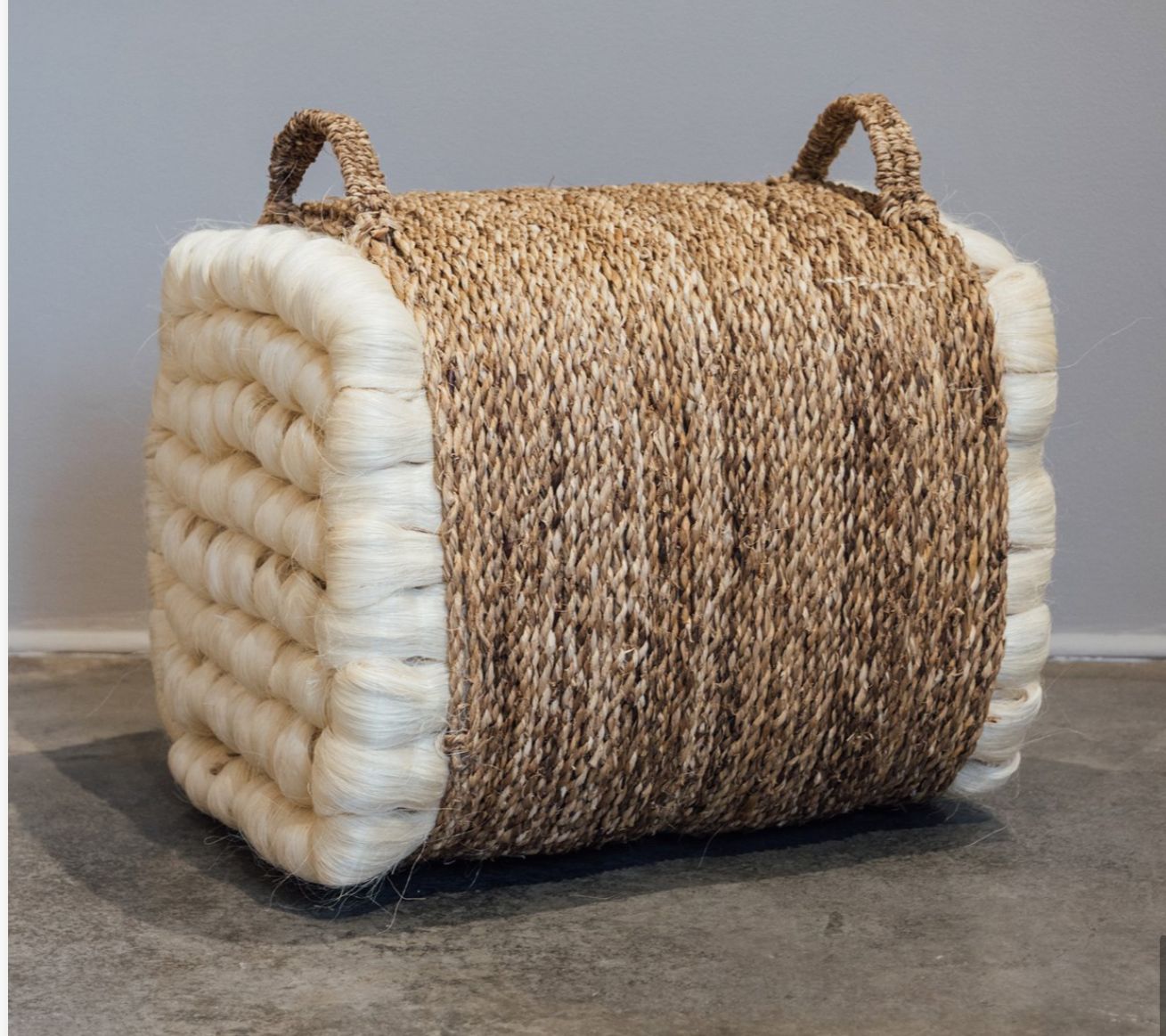 Rosana Escobar. Banco Corto, 2025. Cuerda torcida a mano, fique y hoja de plátano. 56 × 40 × 45 cm.